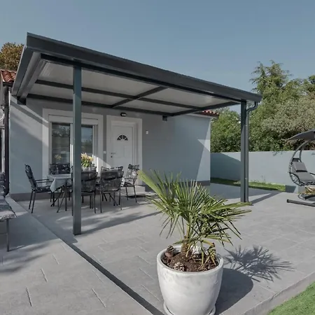 Mit Privatpool Fuer 5 Personen Ca 55 Qm In Peroj, Istrien Istrische Riviera *