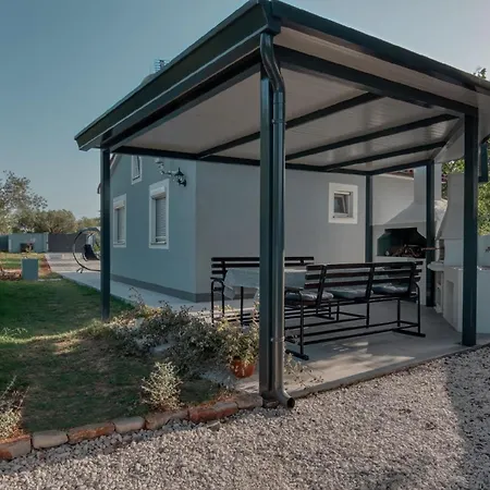 Holiday home Mit Privatpool Fuer 5 Personen Ca 55 Qm In Peroj, Istrien Istrische Riviera *